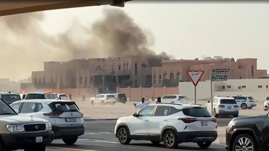 De la fumée s'élève après une frappe israélienne, mardi 9 septembre 2025, sur le quartier de Legtaifiya à Doha, au Qatar.